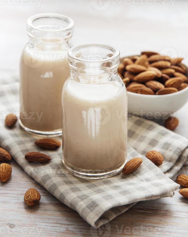 leche de almendras y almendras foto