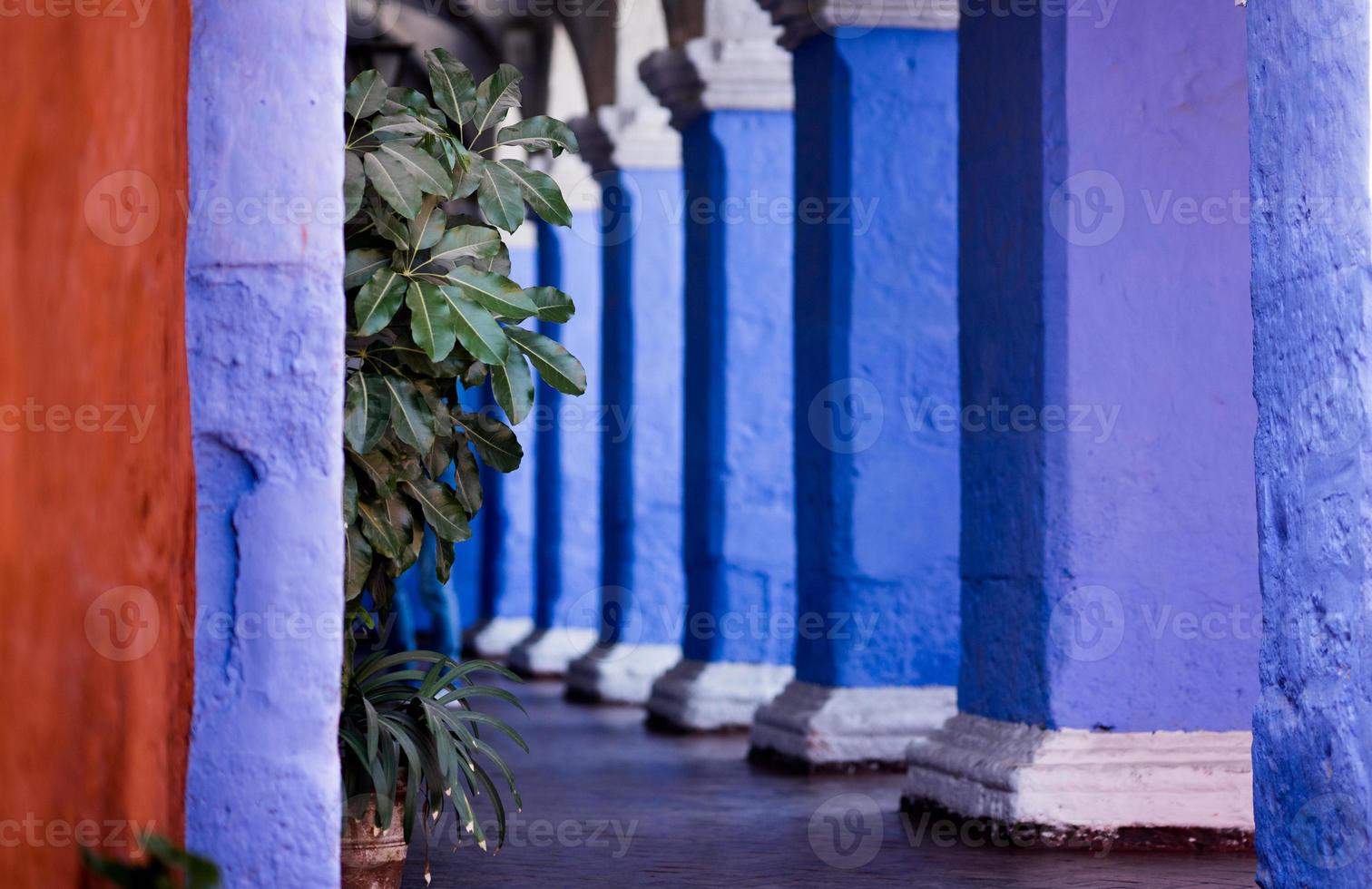 coloridos pasillos del monasterio en perú foto