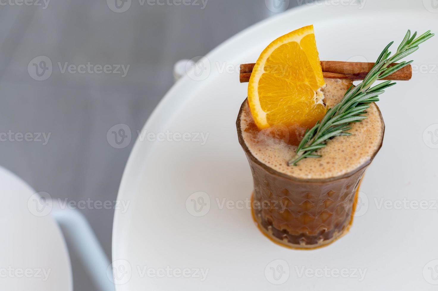 Mezcla de café helado con jugo de naranja y rodajas de naranja. foto