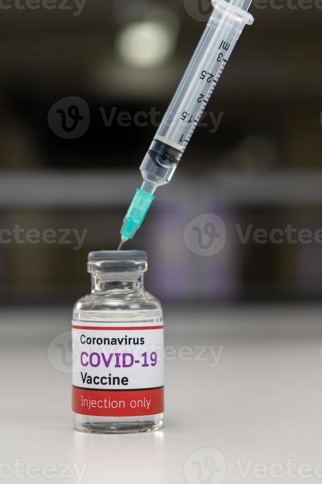 vacuna covid-19 con jeringa foto