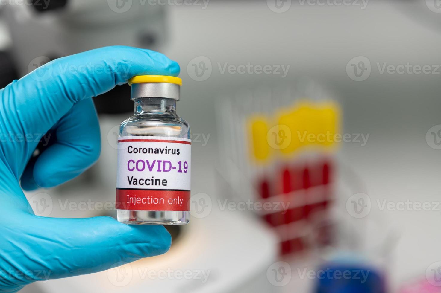 Botella de vacuna covid-19 en mano del científico foto
