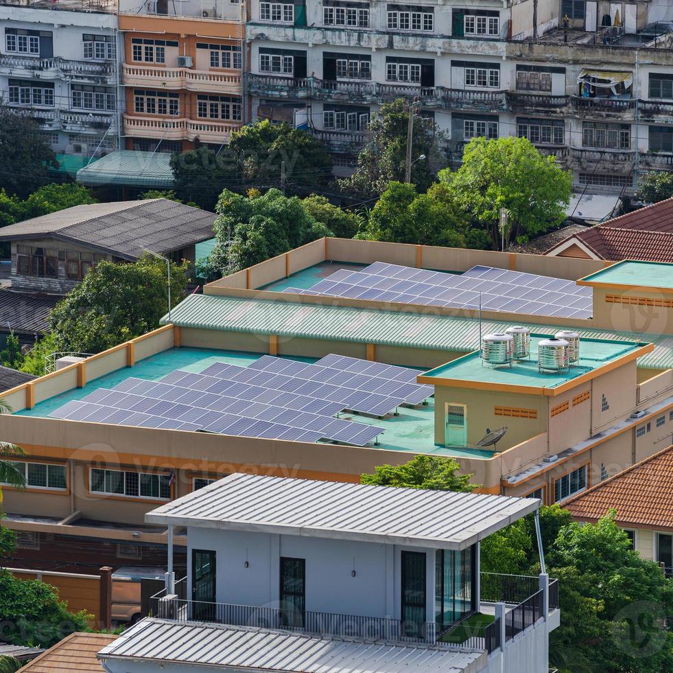 vista aérea de las celdas solares en el techo. foto