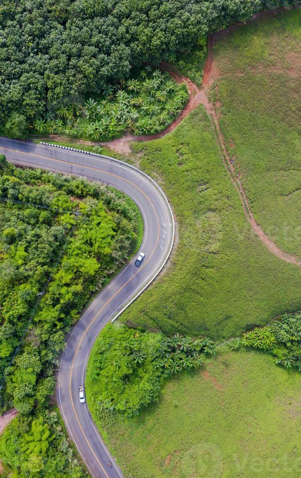 Vista aérea de la carretera rural en zona rural, vista desde drone foto