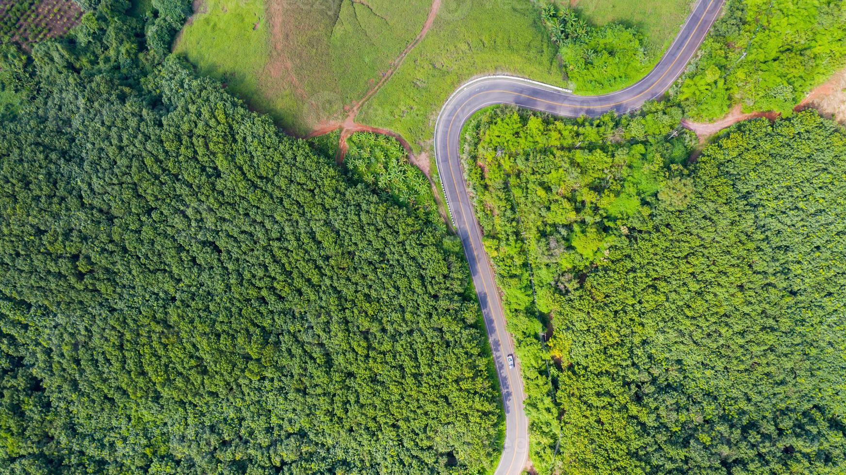 Vista aérea de la carretera rural en zona rural, vista desde drone foto