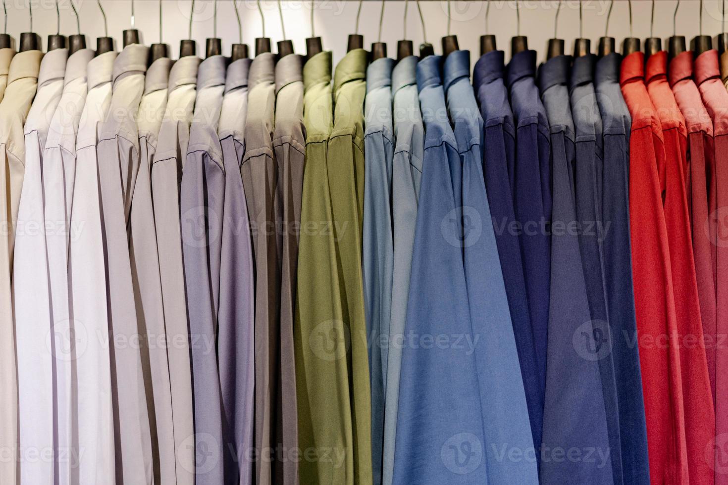 Cerca de camisas multicolores en perchas foto