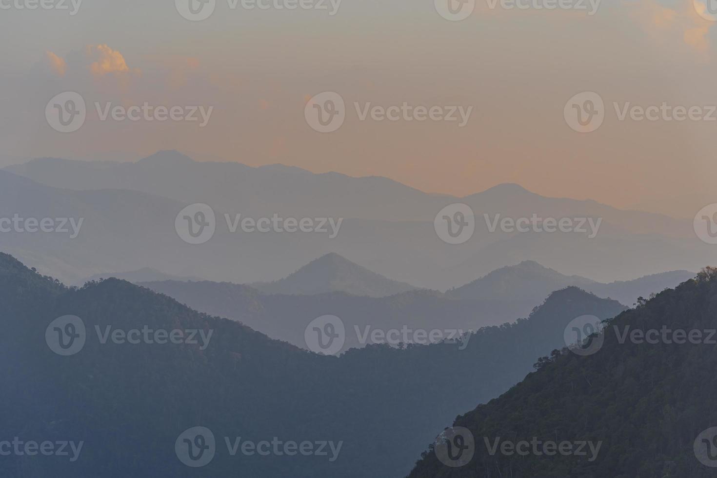 Punto de vista de alto ángulo puesta de sol sobre montañas y bosques foto