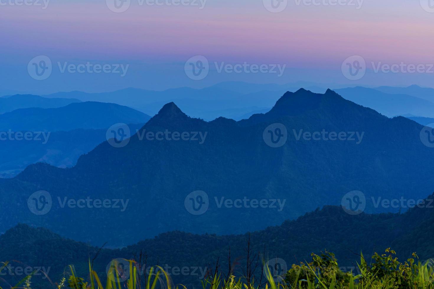 Punto de vista de alto ángulo puesta de sol sobre montañas y bosques foto