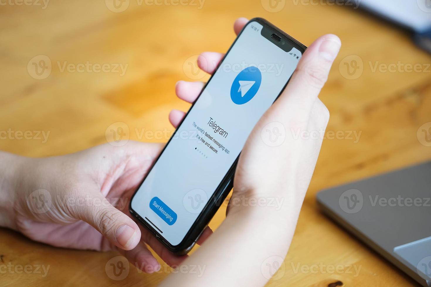 chiangmai, tailandia, 23 de enero de 2021: persona que usa la aplicación de telegram foto