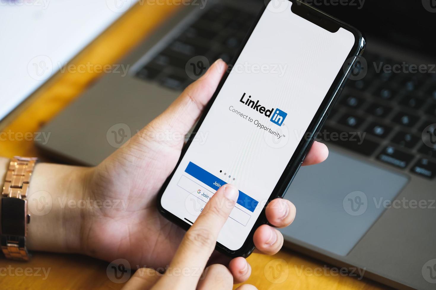 chiangmai, tailandia, 23 de enero de 2021 - persona que usa la aplicación de linkedin foto