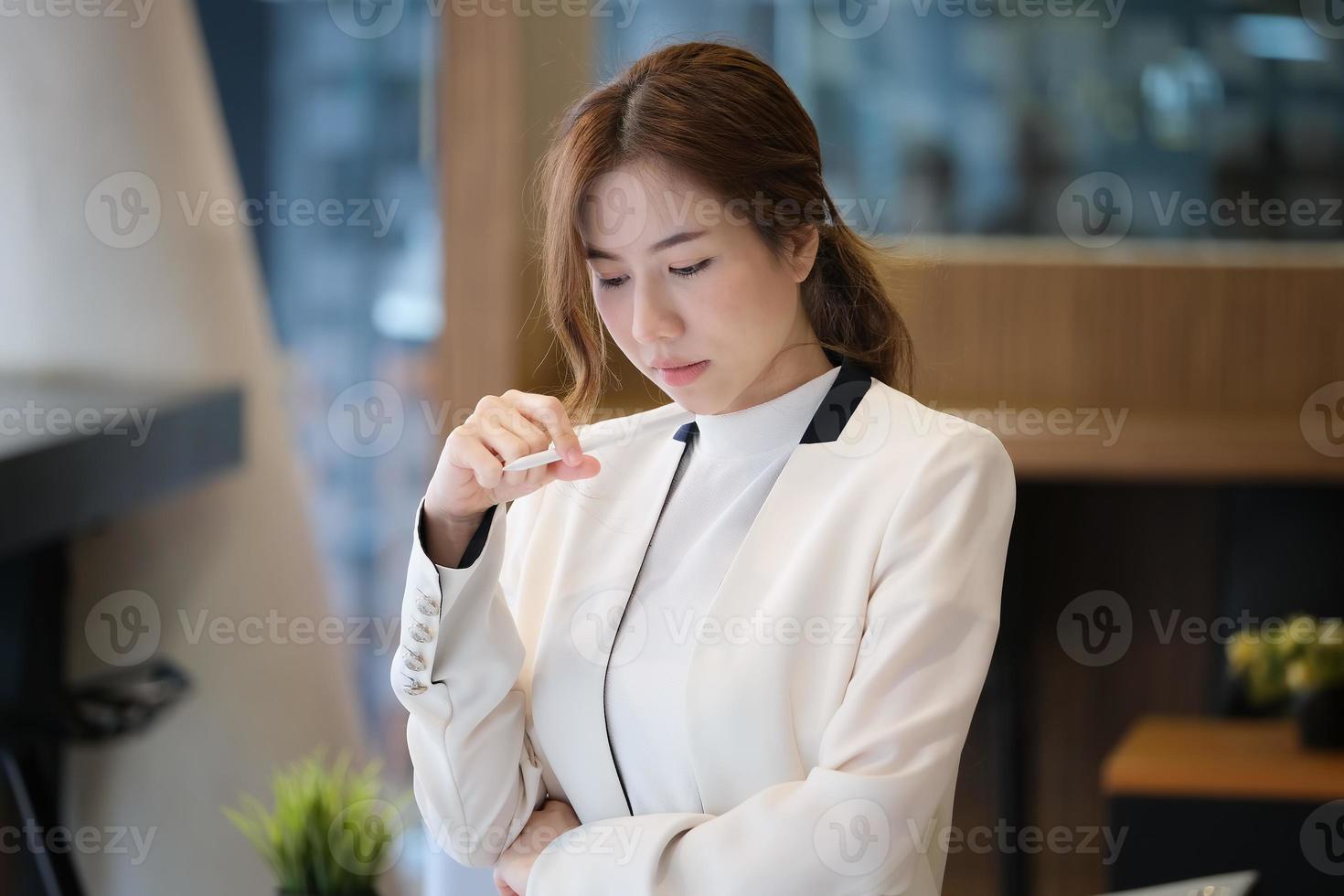 mujer trabajando en un escritorio en una oficina foto
