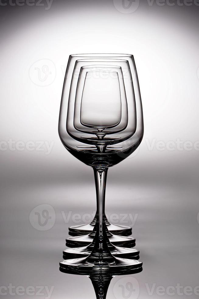 Conjunto de arte abstracto elegante de lujo de copas de vino claras y limpias en una fila, en blanco y negro foto