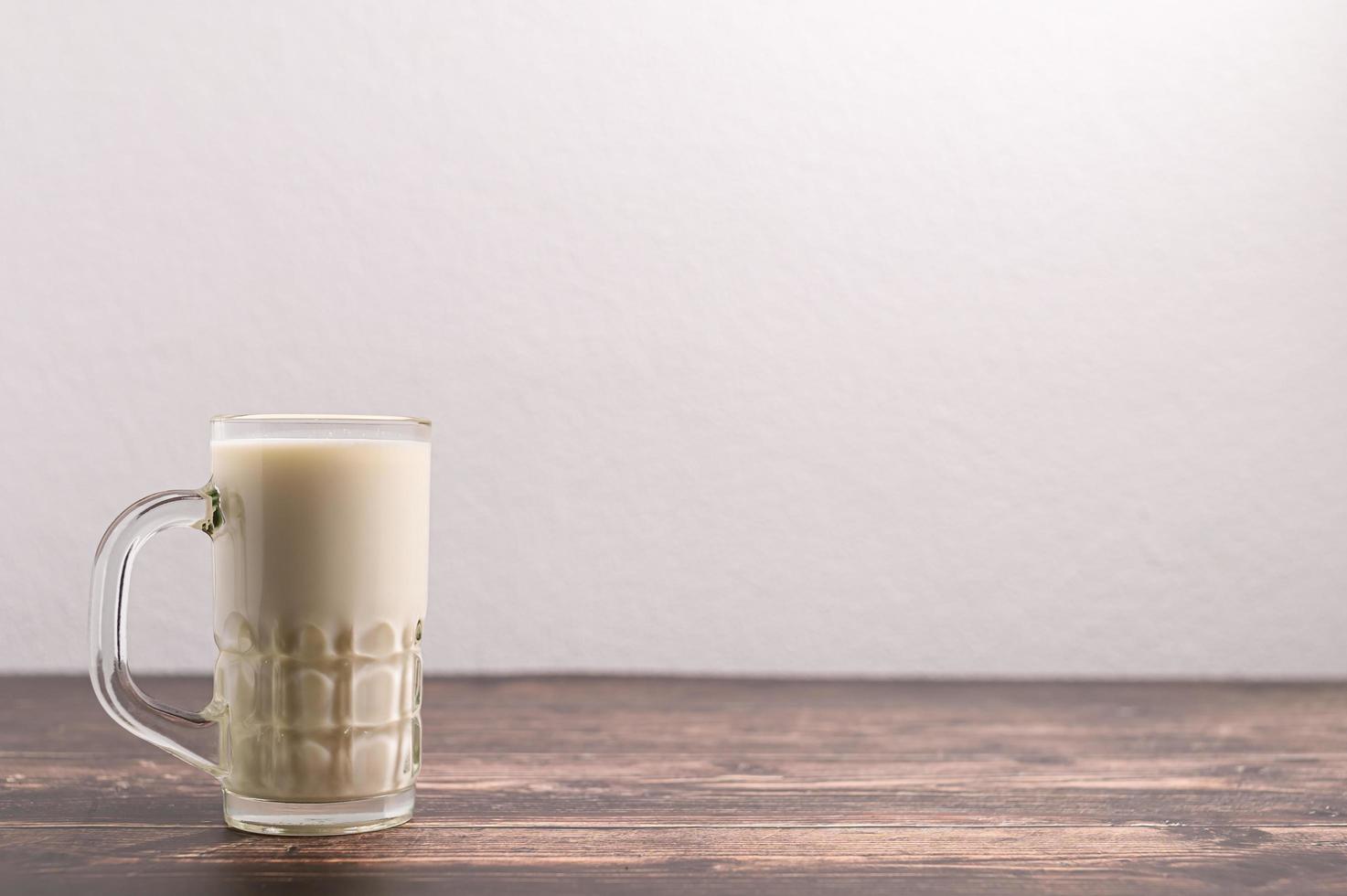 un vaso de leche en el escritorio foto