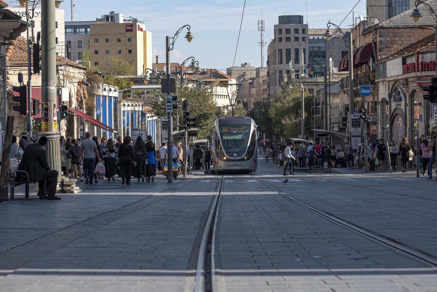 Jerusalén, Israel 2020- tranvía en el centro de la ciudad con peatones en la calle foto