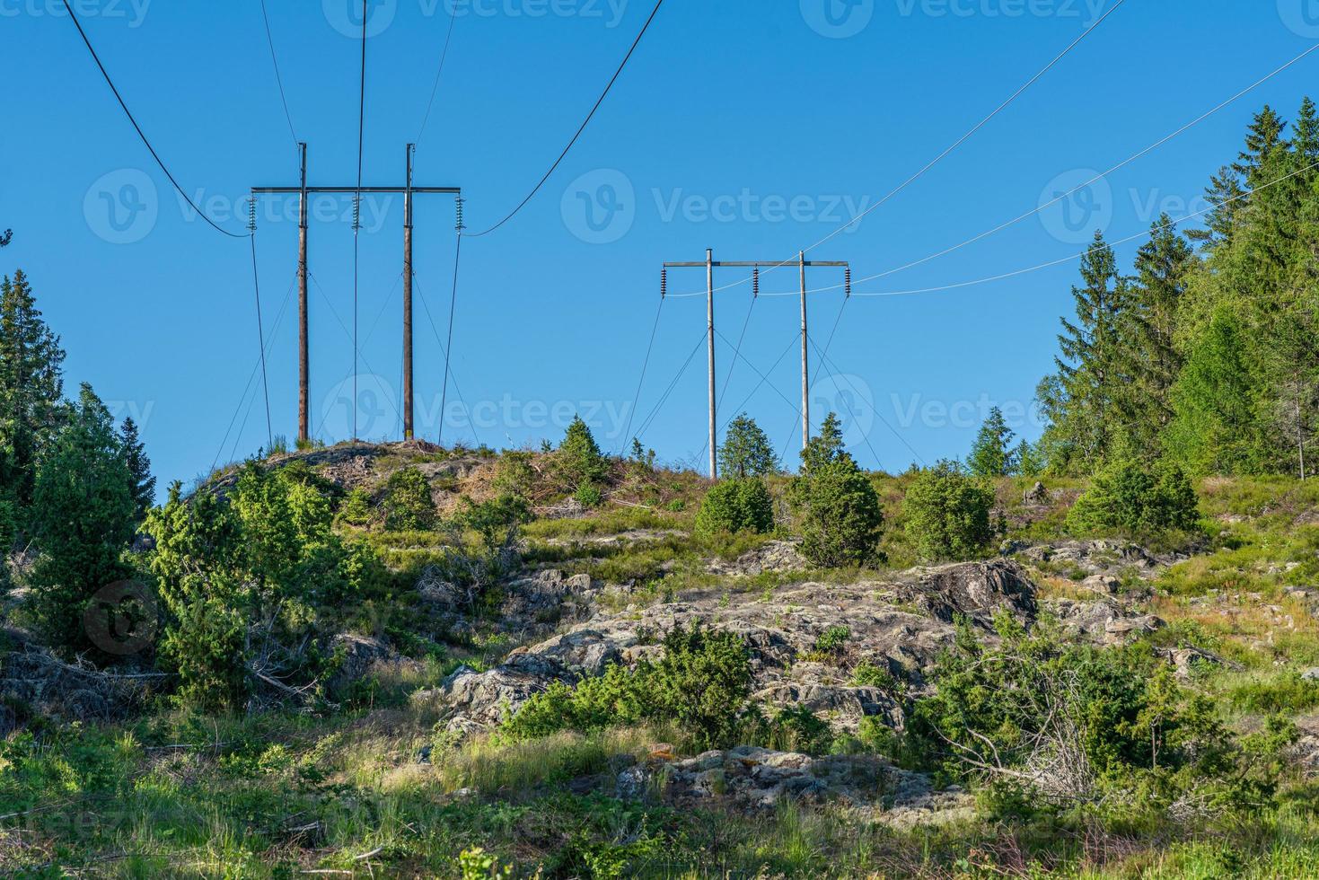 líneas eléctricas en las colinas foto