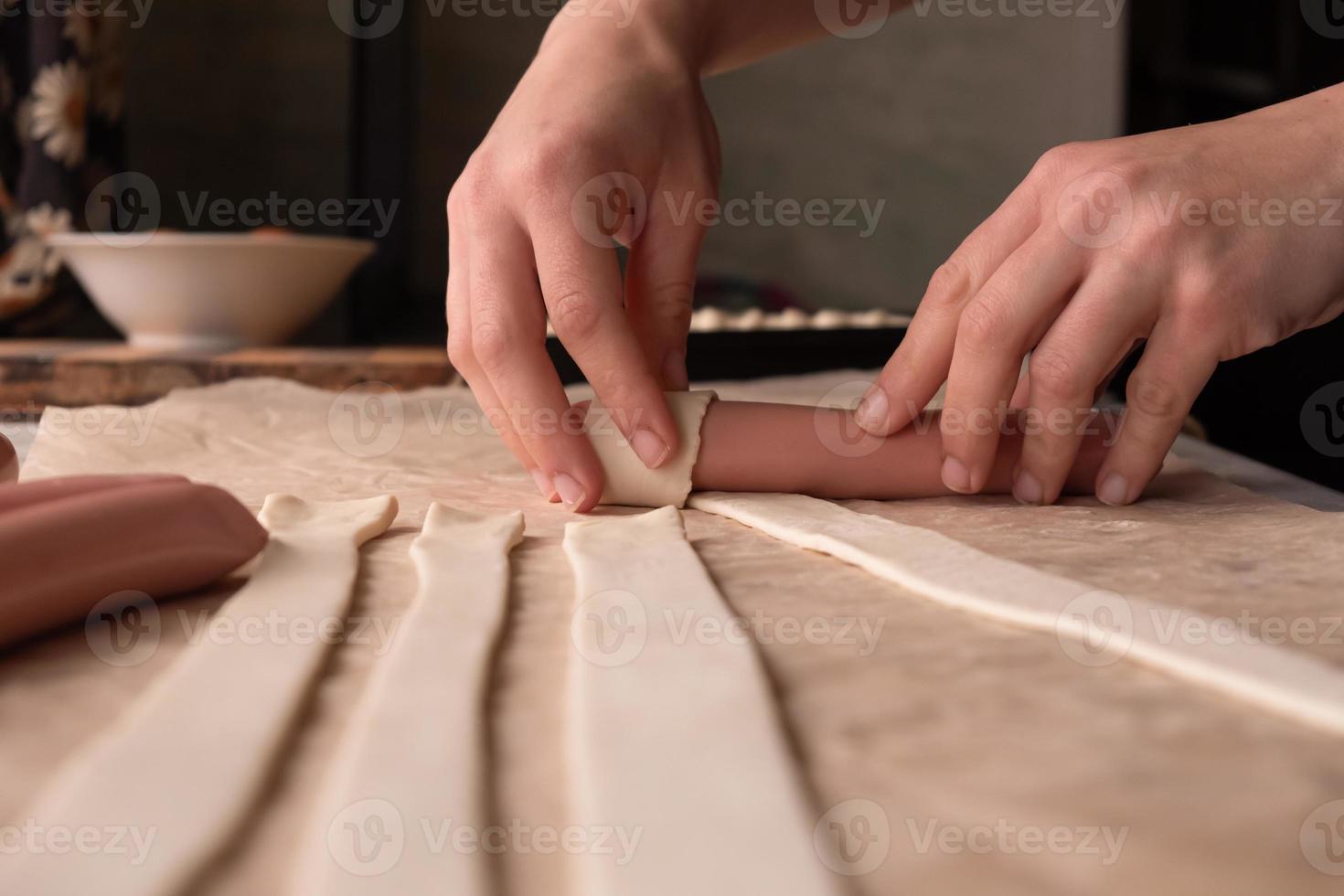 proceso de cocción con salchichas envueltas en masa foto