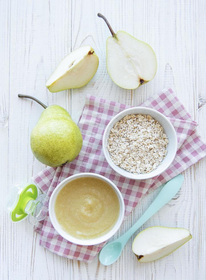 cuenco con fruta, papilla y peras foto