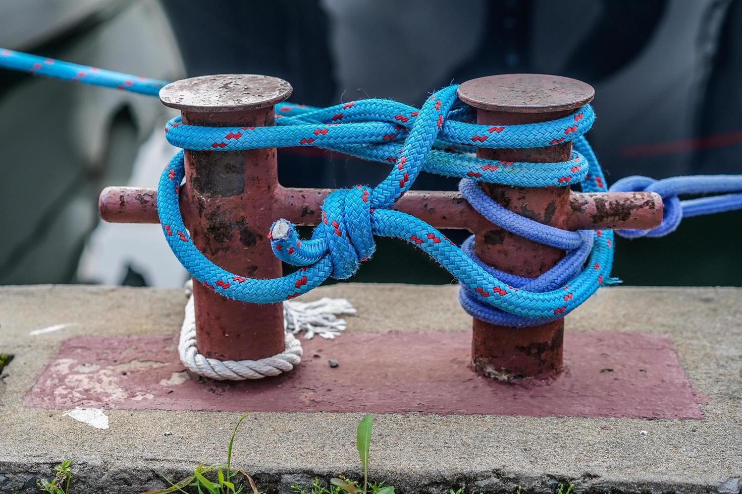 La cuerda de amarre del barco azul sobre un fondo borroso foto