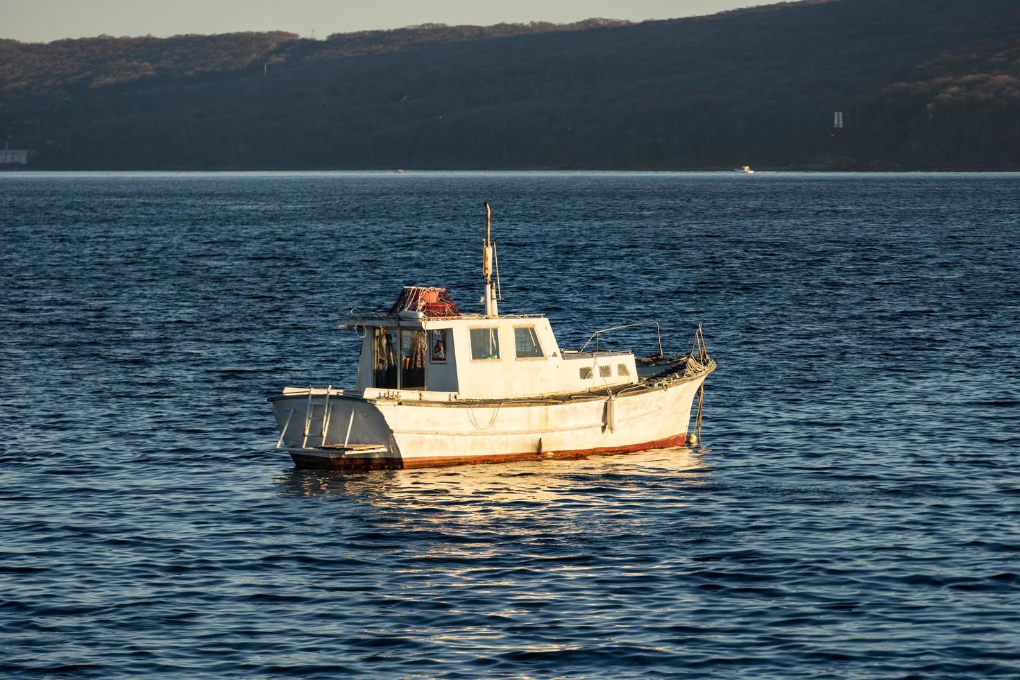 paisaje marino con un barco en el fondo del mar. foto