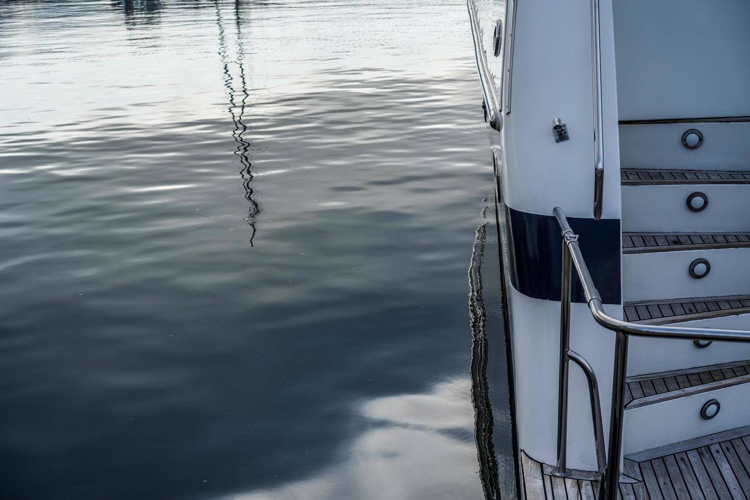 detalles del casco de un yate blanco foto