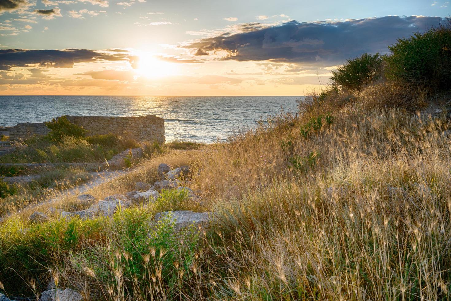 puesta de sol sobre el mar en la antigua ciudad de chersonesos foto