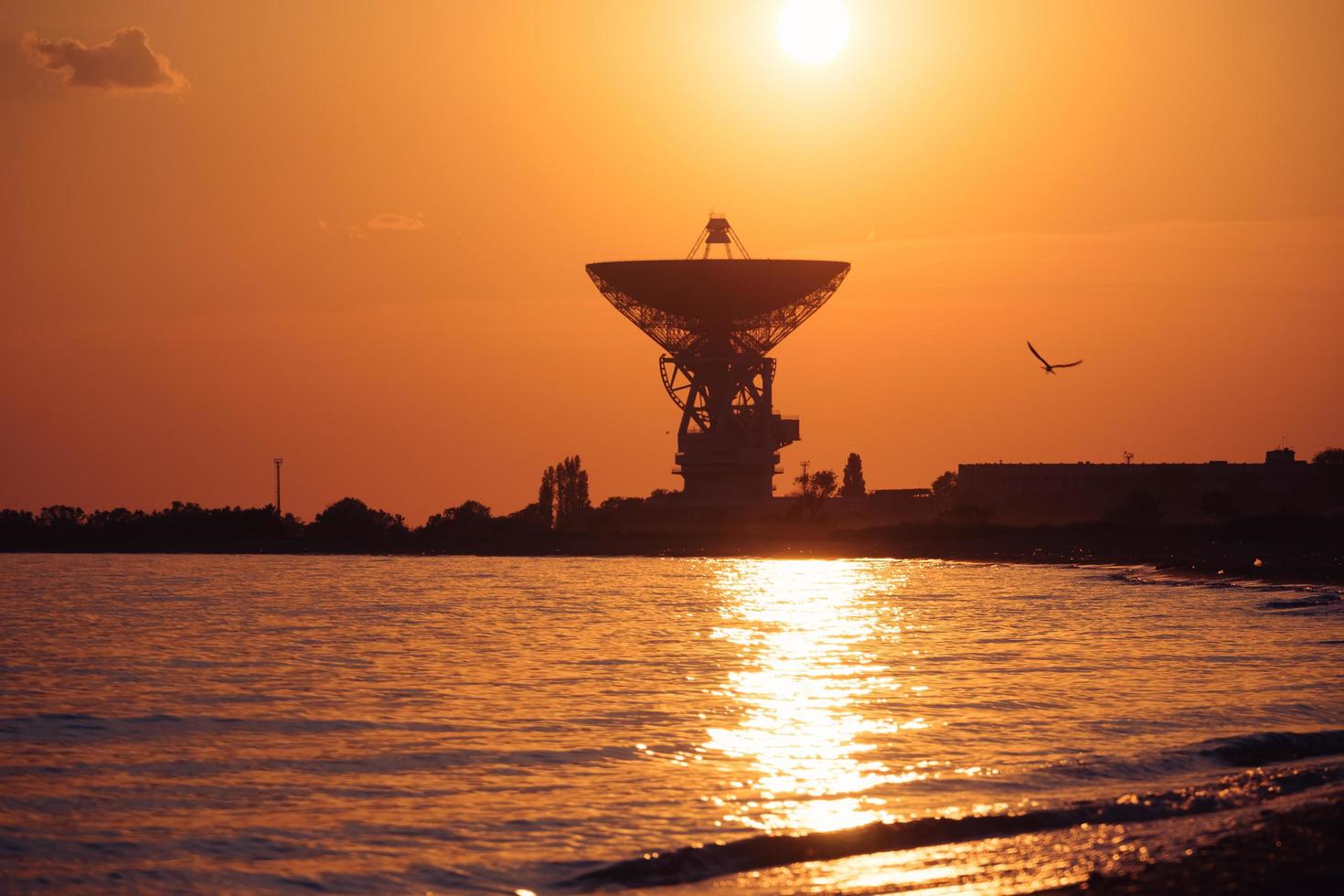 radiotelescopio r-2500 rt-70 en el fondo de una hermosa puesta de sol. foto