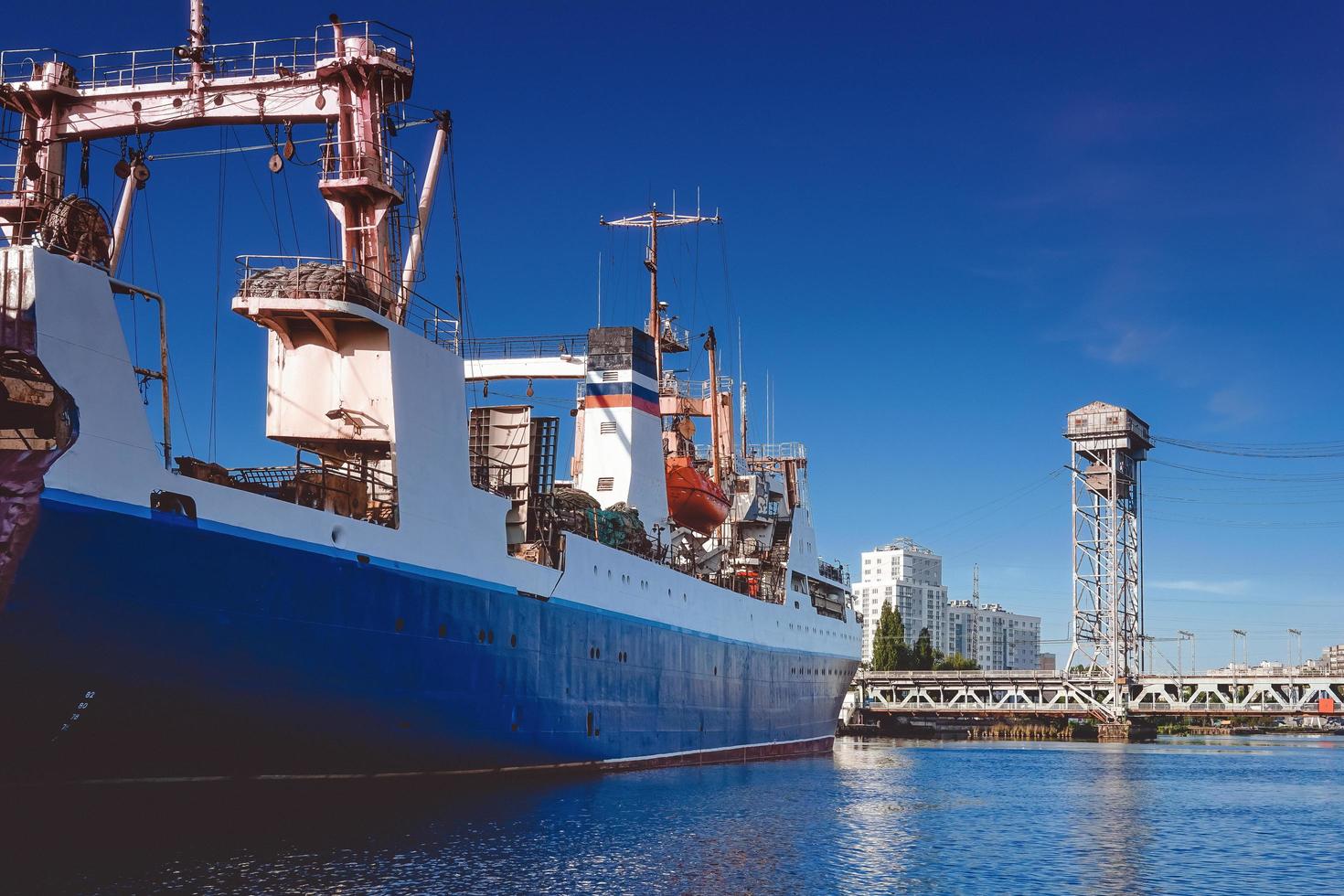 puerto de una gran ciudad rusa con barcos foto