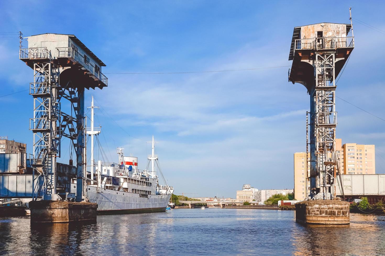 puerto de una gran ciudad rusa con barcos foto