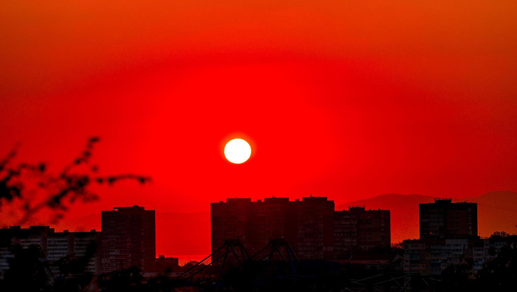 puesta de sol roja sobre la ciudad. Vladivostok, Rusia foto