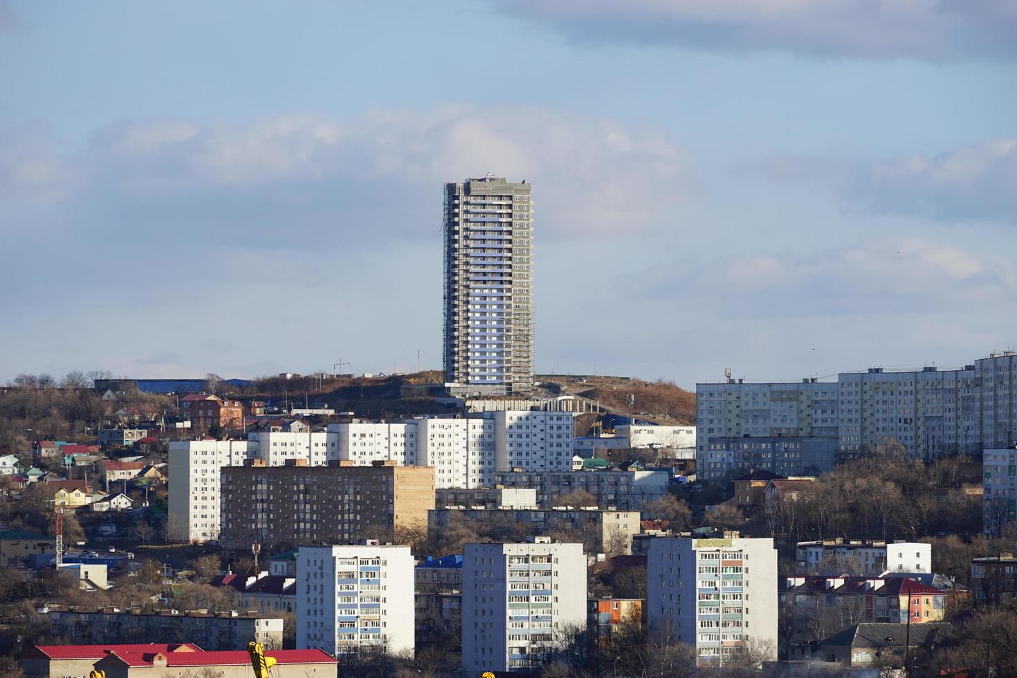 paisaje urbano en el fondo de las montañas y el cielo. Vladivostok, Rusia foto