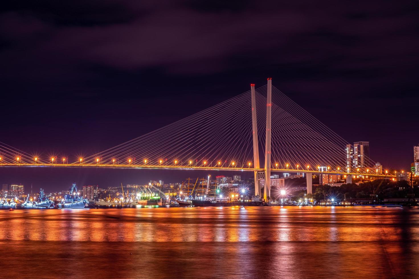paisaje nocturno con vistas al puente dorado. foto