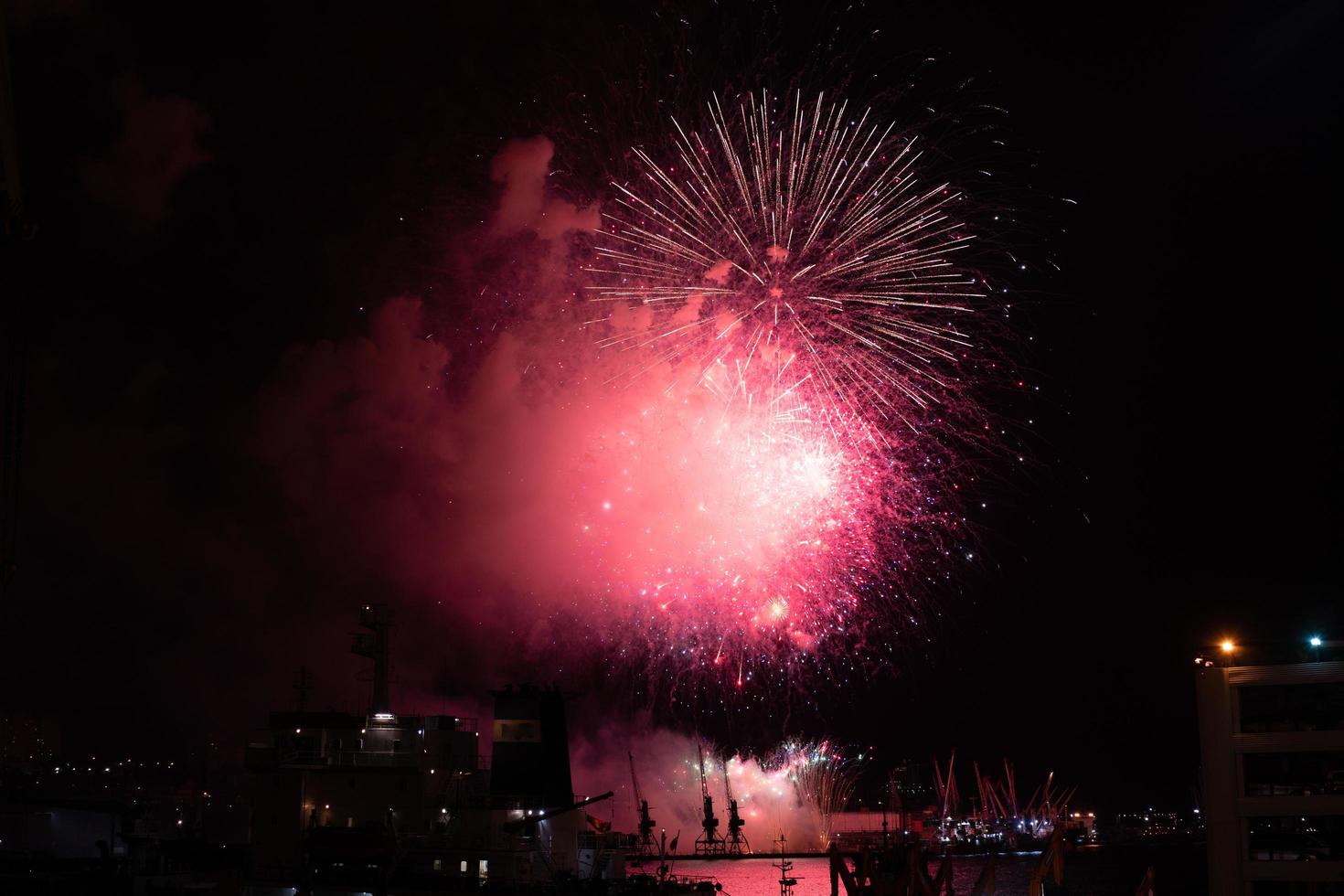 paisaje nocturno con fuegos artificiales sobre la ciudad. foto