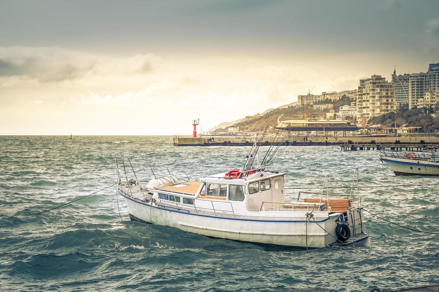 paisaje marino con vistas al barco blanco. foto