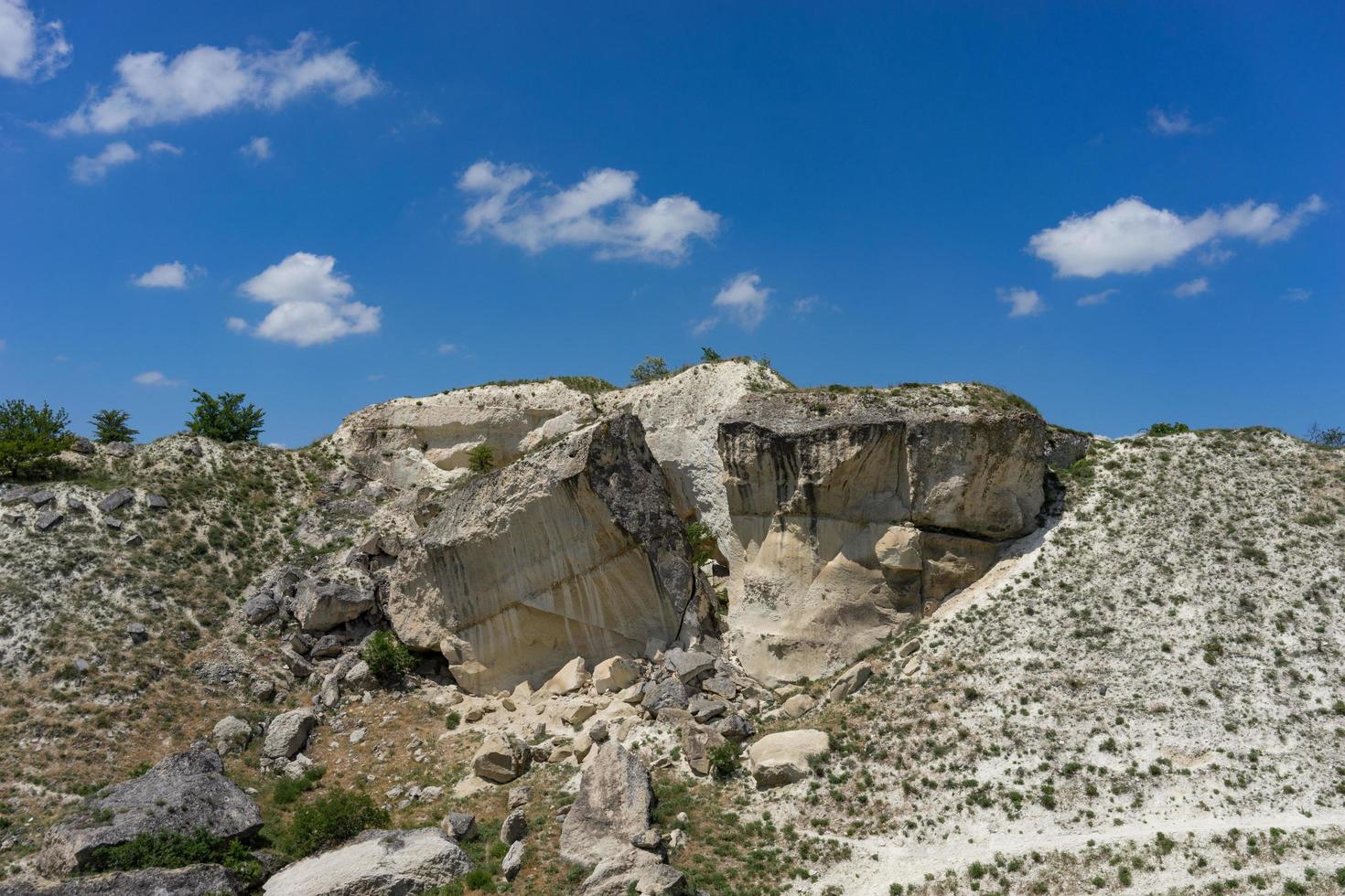 paisaje con roca blanca sobre fondo de cielo azul. foto