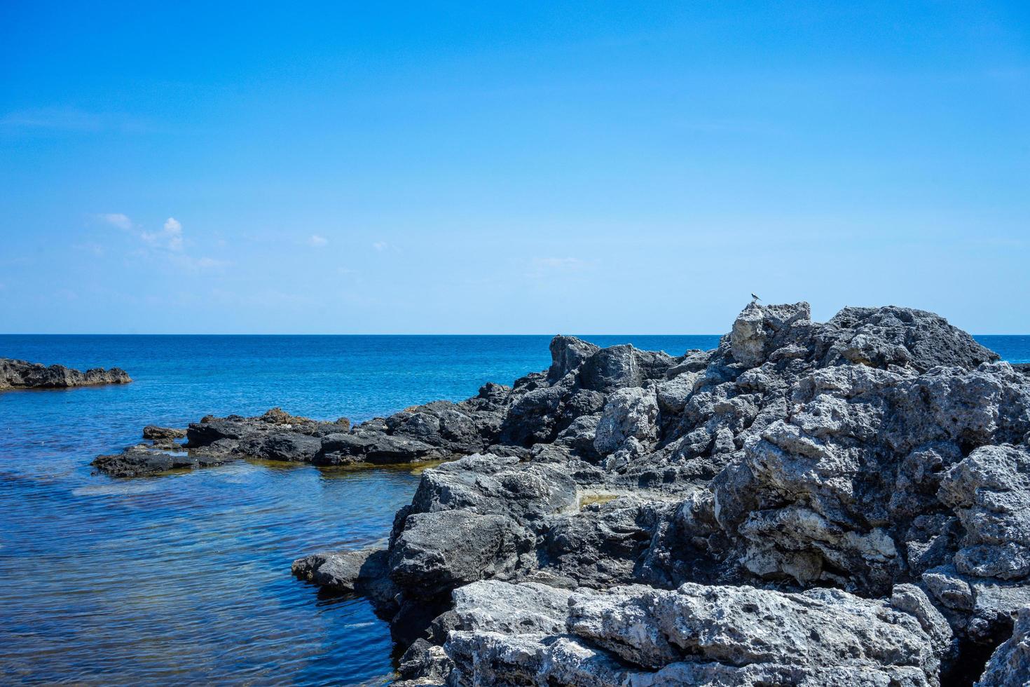 la costa escarpada y escarpada del cabo tarkhankut foto