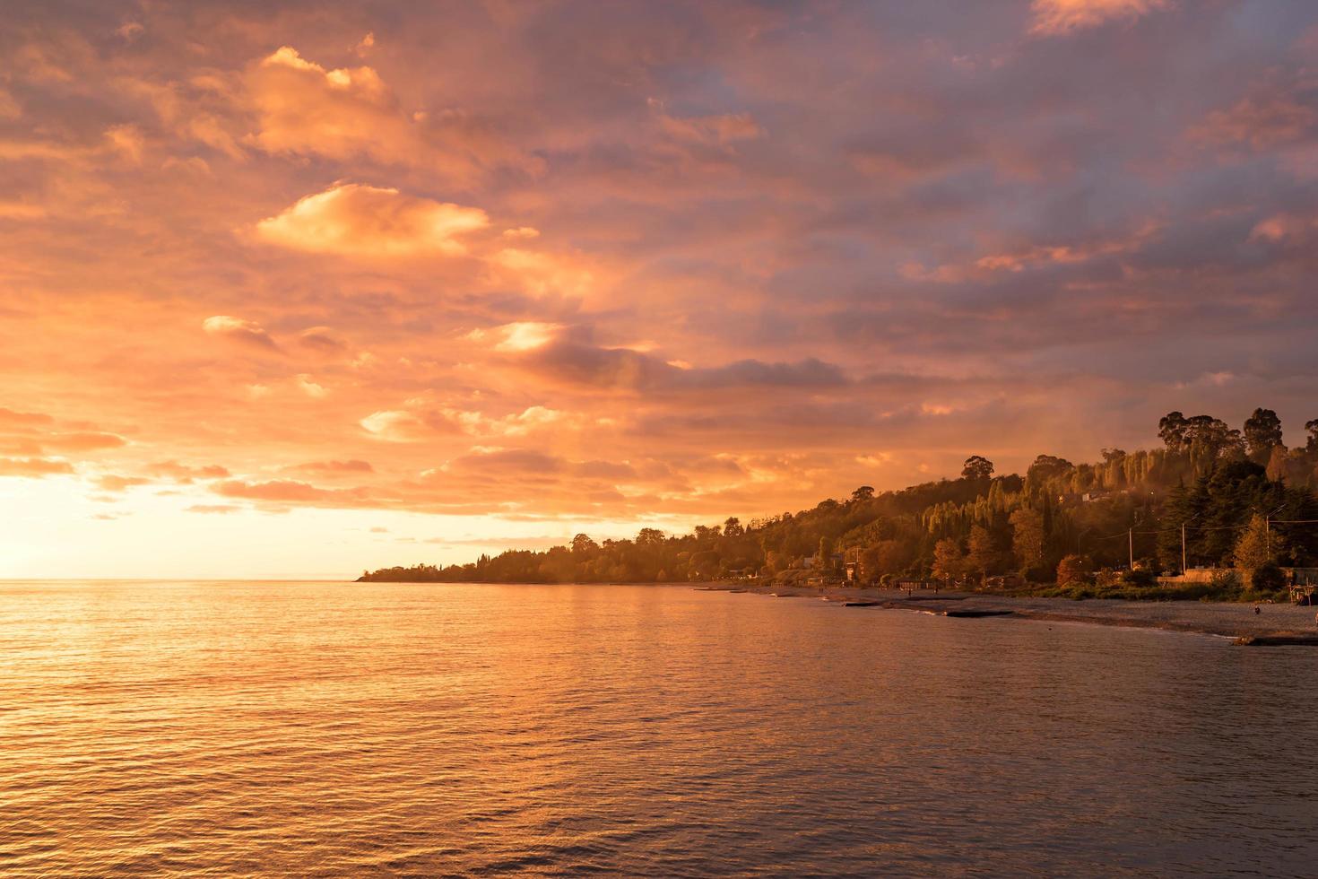 paisaje urbano de new athos en abjasia al atardecer foto