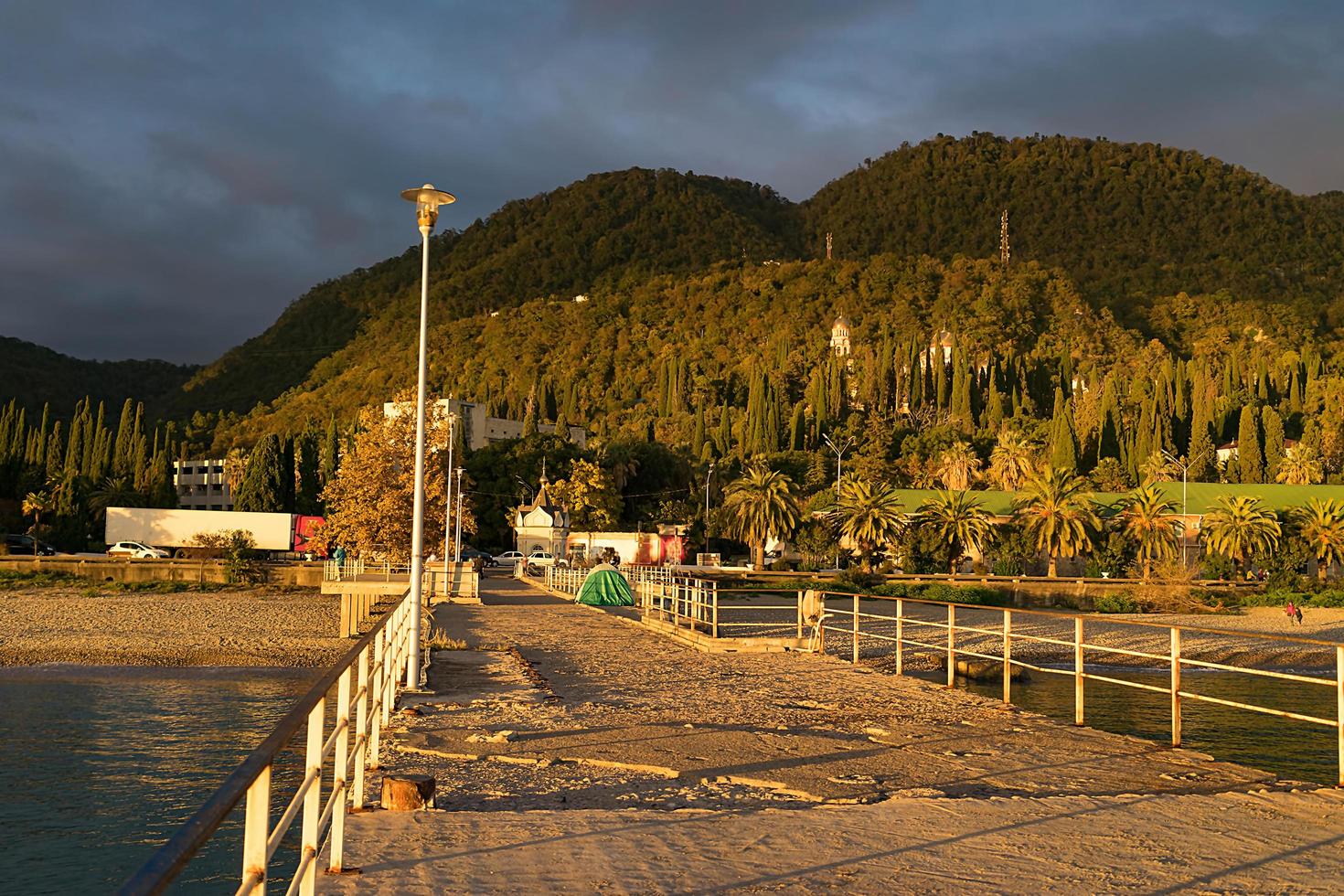 paisaje urbano de new athos en abjasia al atardecer foto