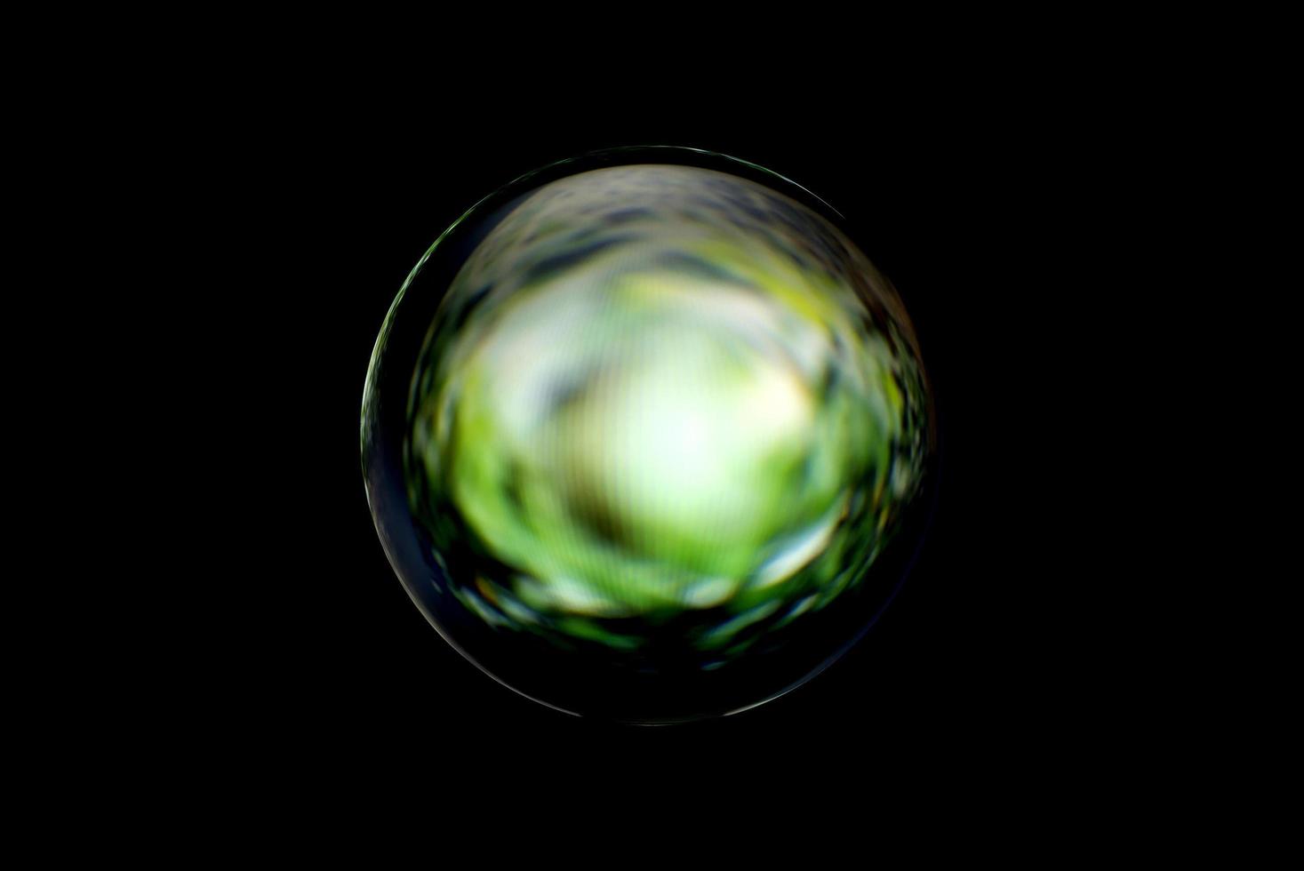 una esfera abstracta con un patrón borroso aislado sobre fondo negro. foto