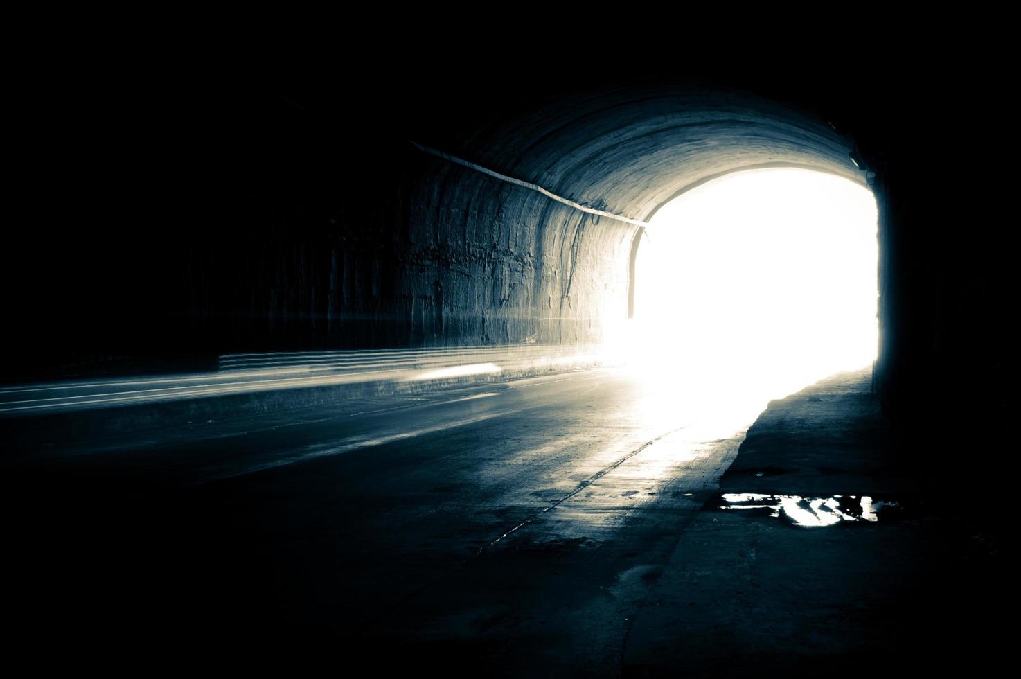 un túnel oscuro con senderos de luz foto