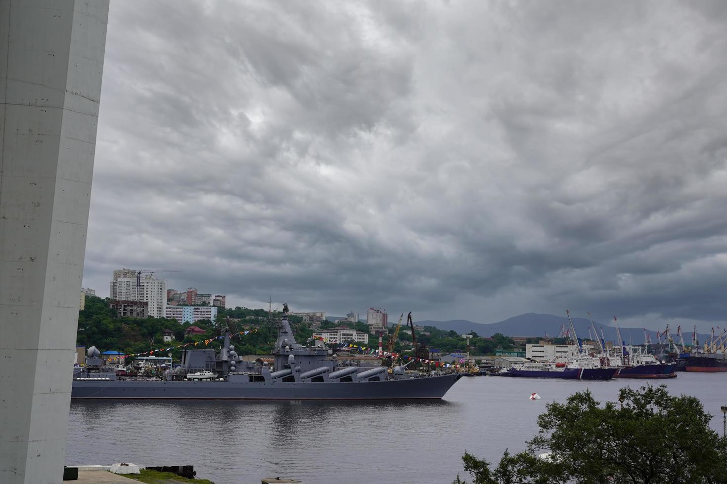 paisaje de la ciudad con una vista de un buque de guerra. foto