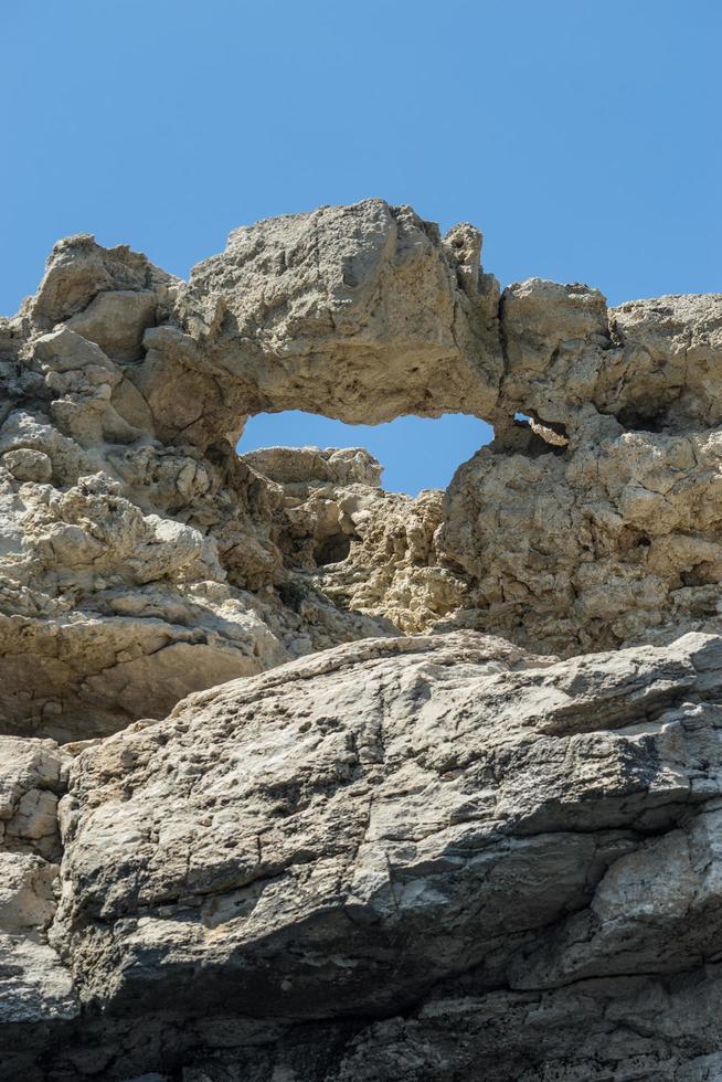 La atracción del cabo Crimea Tarkhankut con hermosas formaciones rocosas. foto