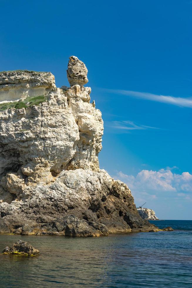 La atracción del cabo Crimea Tarkhankut con hermosas formaciones rocosas. foto