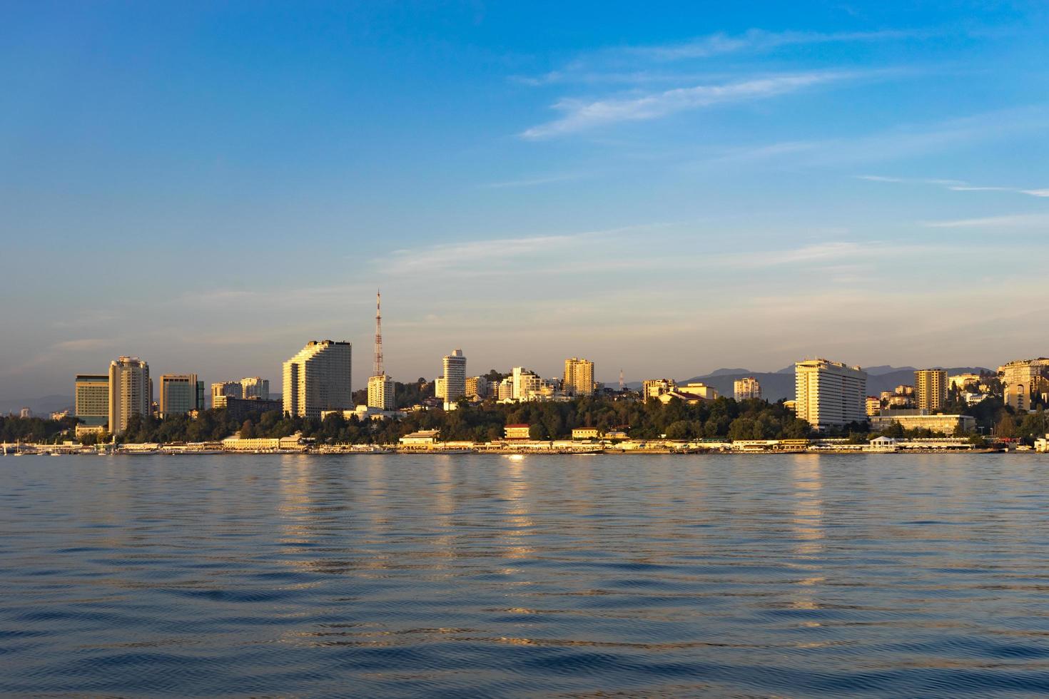 paisaje urbano con vista a la ciudad desde el mar. foto