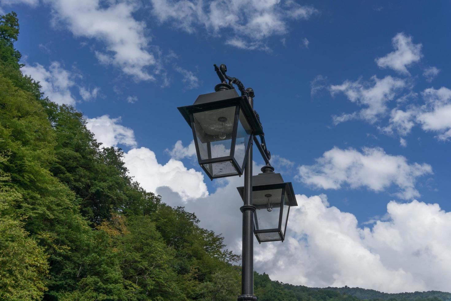 luces de estilo antiguo en el fondo del cielo azul foto