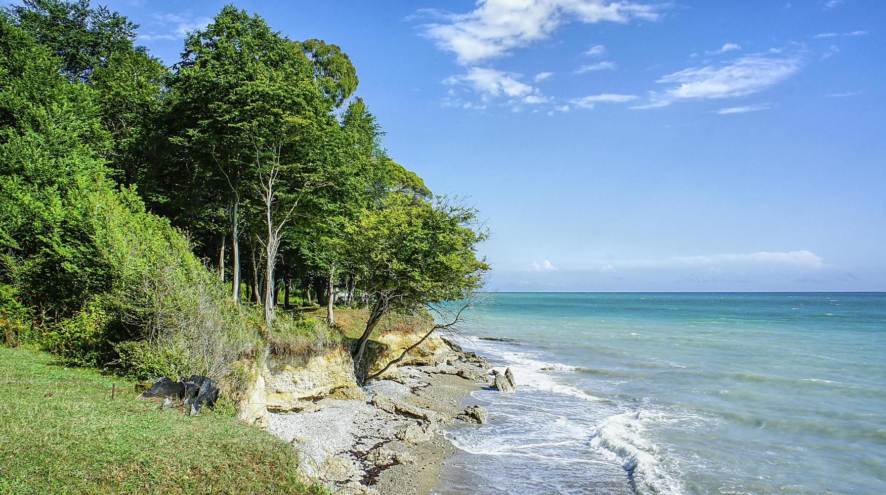 paisaje marino con una playa de guijarros en abjasia foto