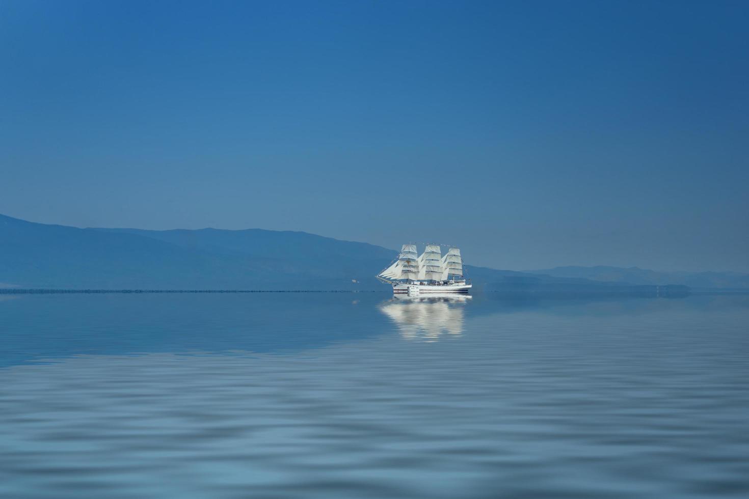 velero blanco esperanza contra el paisaje del mar foto