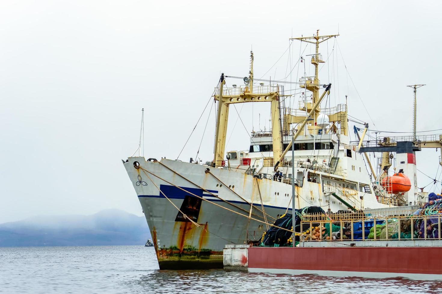 paisaje marino con barcos en el muelle de la bahía de sineglazka. foto