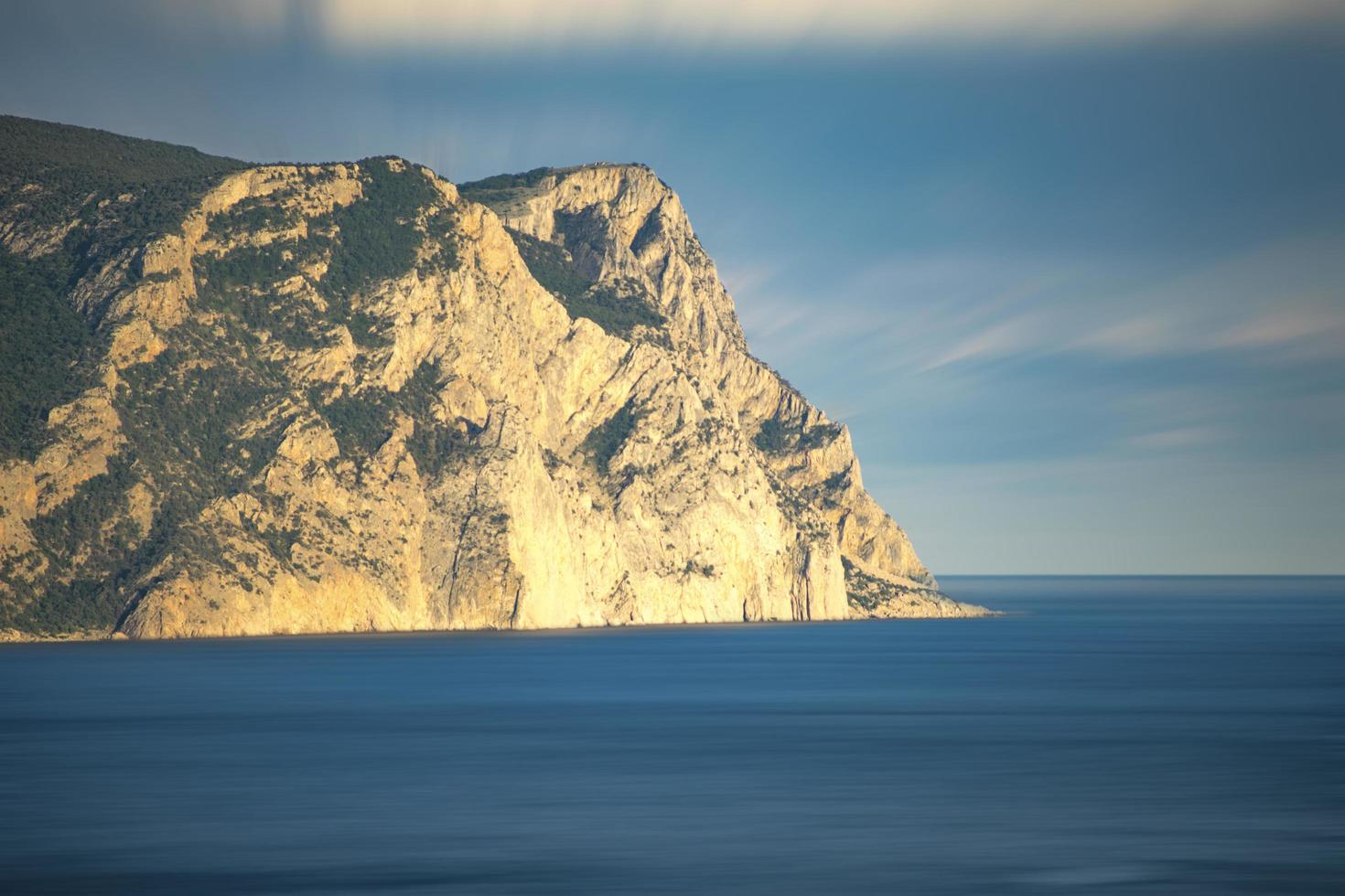 paisaje natural con mar y rocas. foto