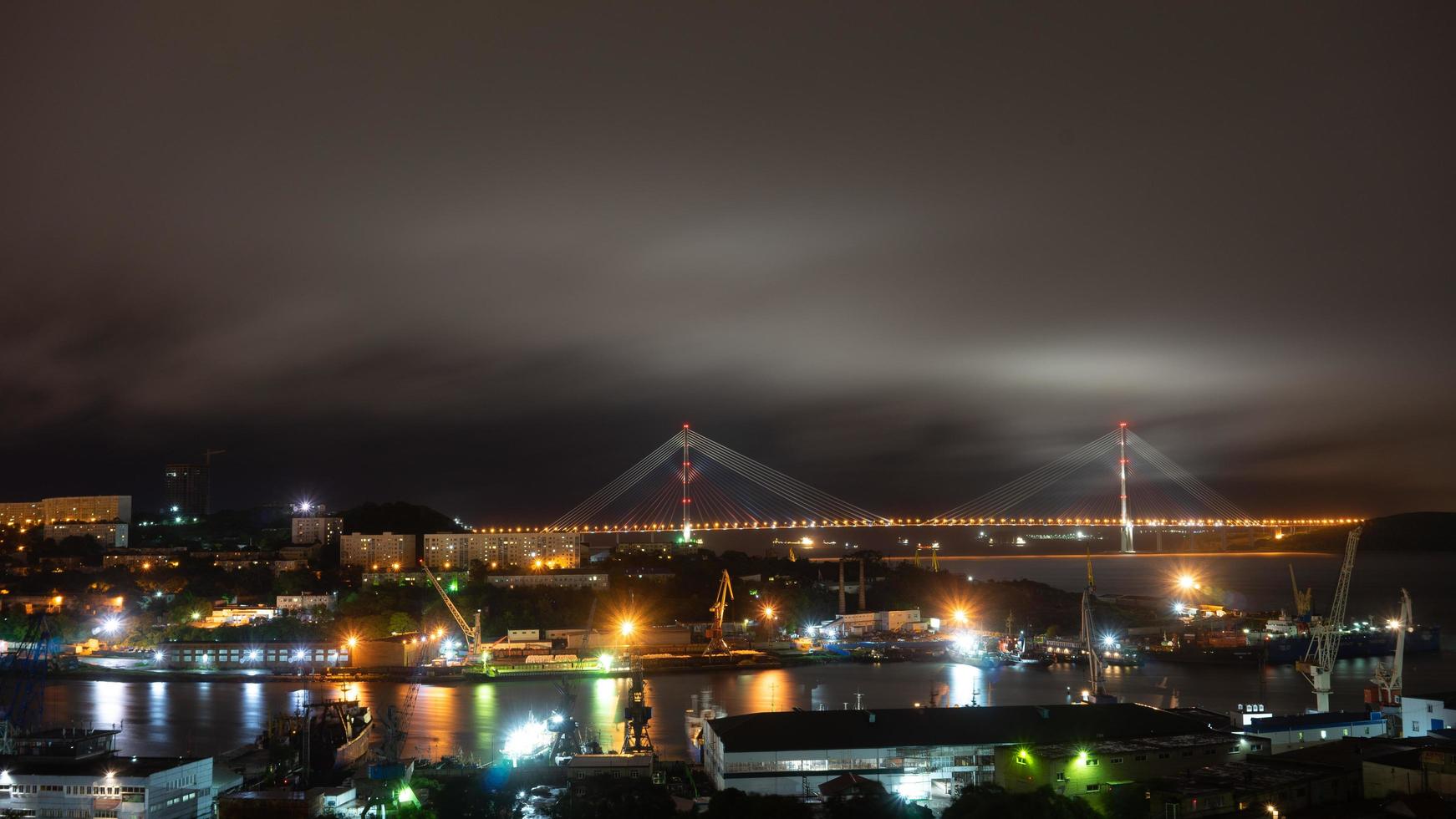 paisaje nocturno del paisaje de la ciudad de vladivostok. foto