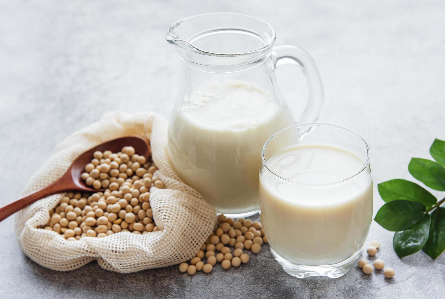 leche de soja y soja en la mesa foto