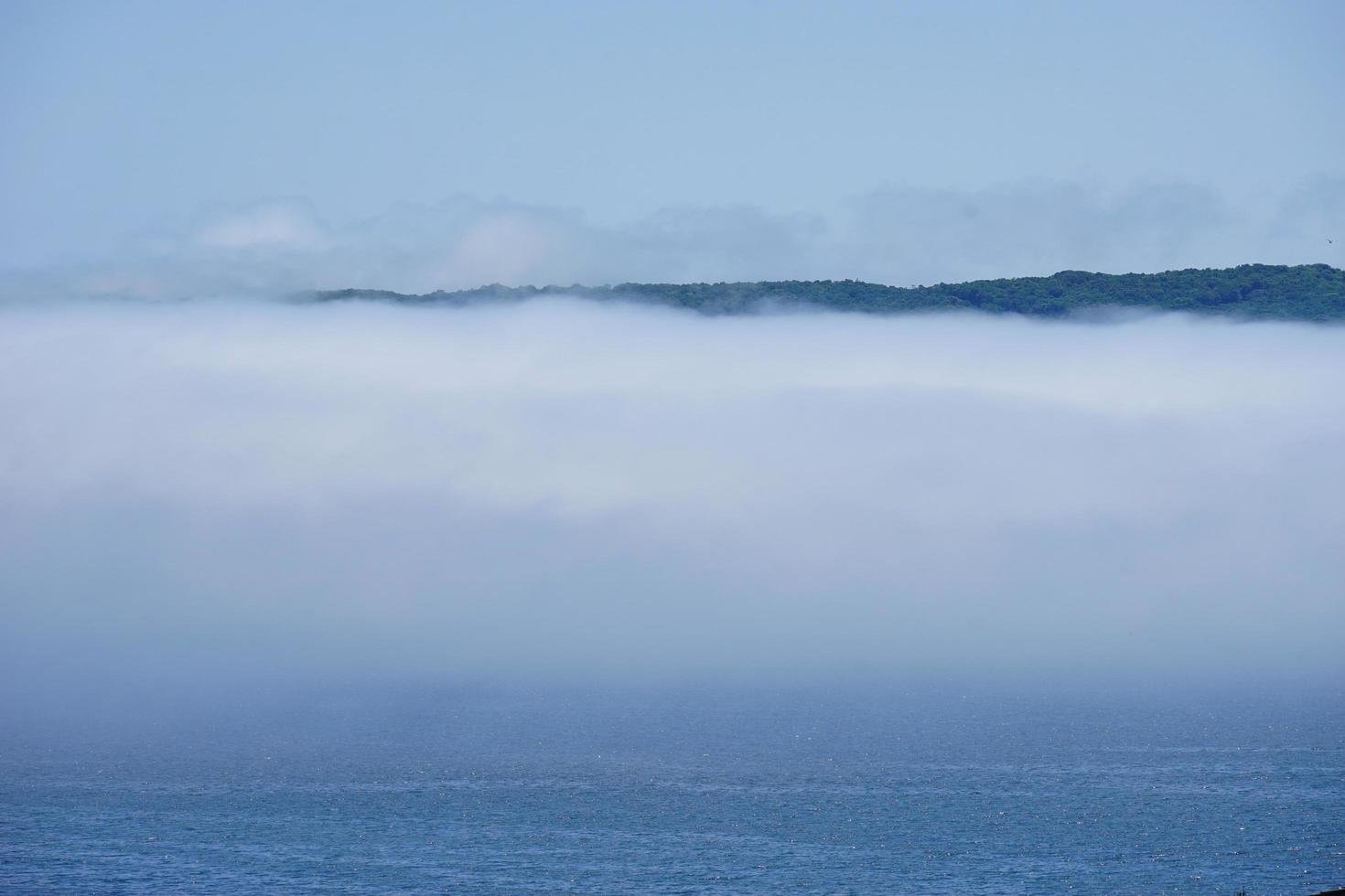 niebla del lejano oriente sobre la superficie del mar contra foto